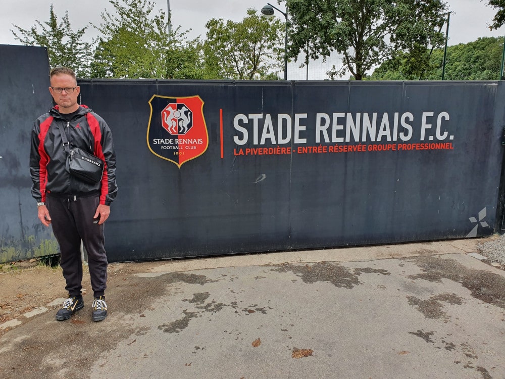 Boris devant le logo du Stade Rennais